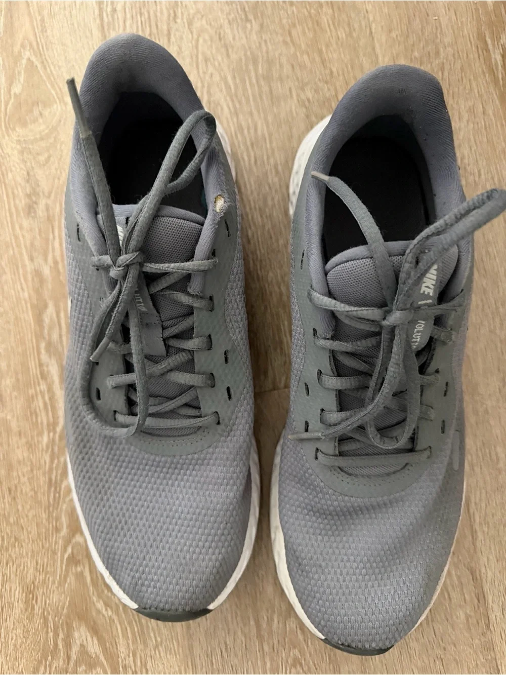 Nike Men's Lightweight Grey Athletic Sneakers size 9.5